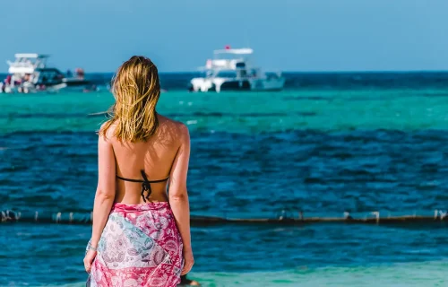 Playa Bávaro Punta Cana chica mirando al mar en